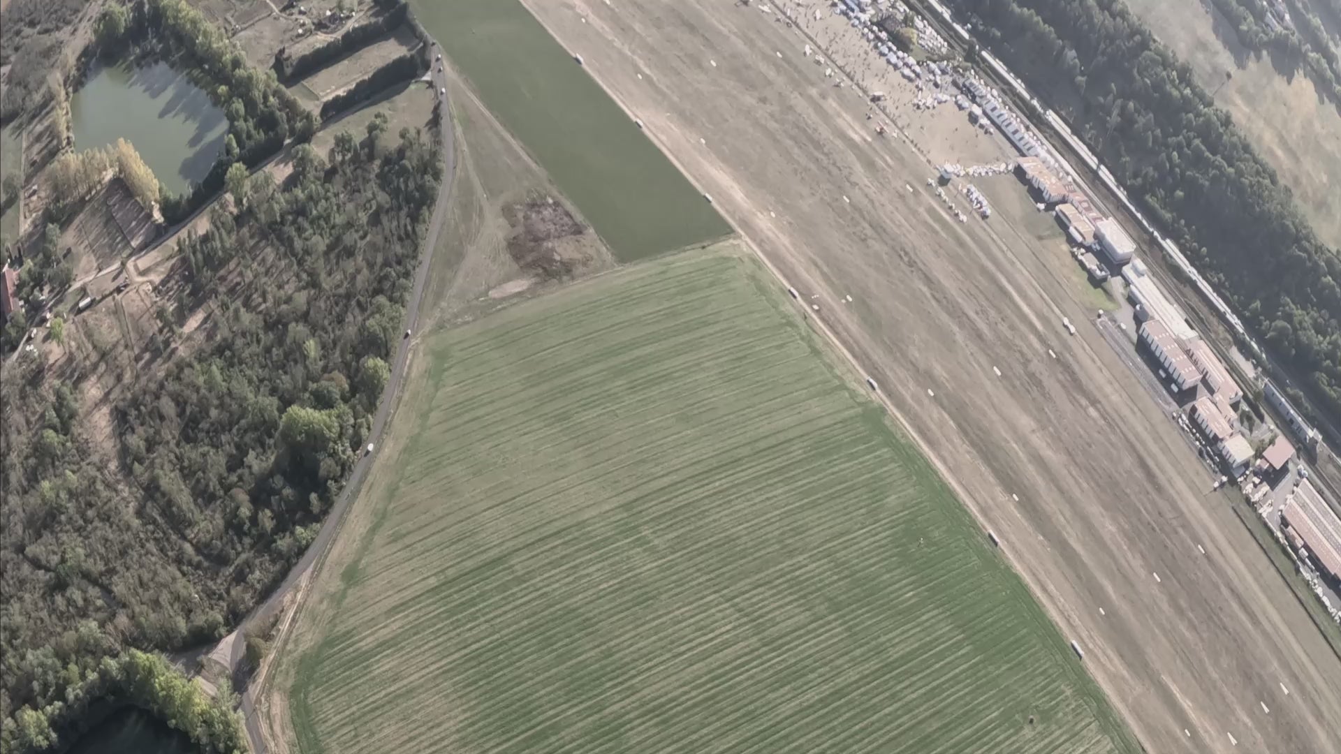 Charger la vidéo: <p>Comme les pilotes de chasse, vous serez équipé d'une combinaison de vol et d'un casque intégral.<br/>Nos pistards vous installeront ensuite dans votre avion et vous préparons à vivre un moment hors du commun.</p>