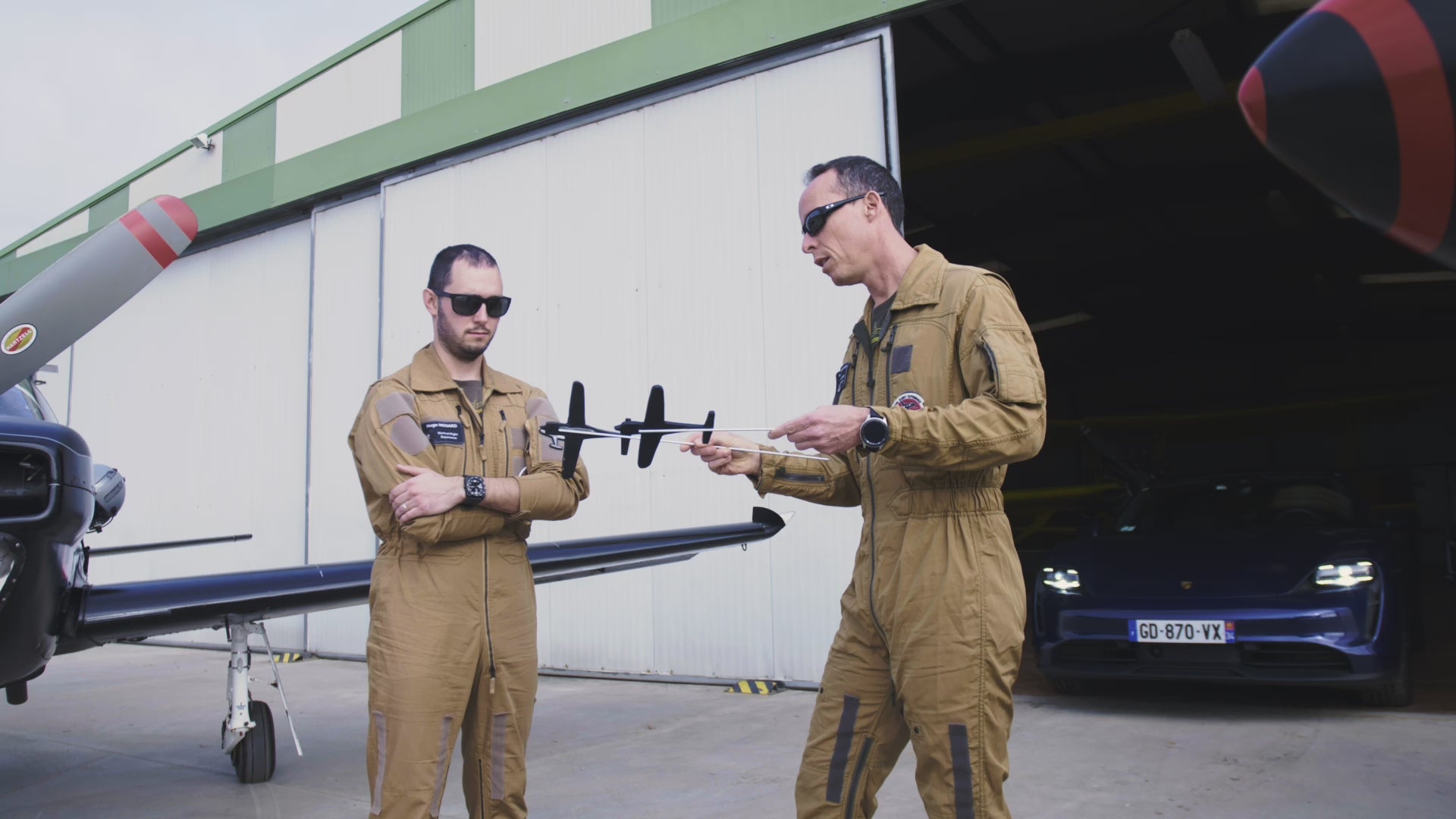 Charger la vidéo: <p>Dès votre arrivée vous serez immediatement plongé(e) dans l'ambiance aéronautique. <br/>Au milieu des avions, vous suivrez un briefing avec vos pilotes qui détailleront l'ensemble des aspects techniques et de sécurité de la mission que vous allez réaliser.</p>