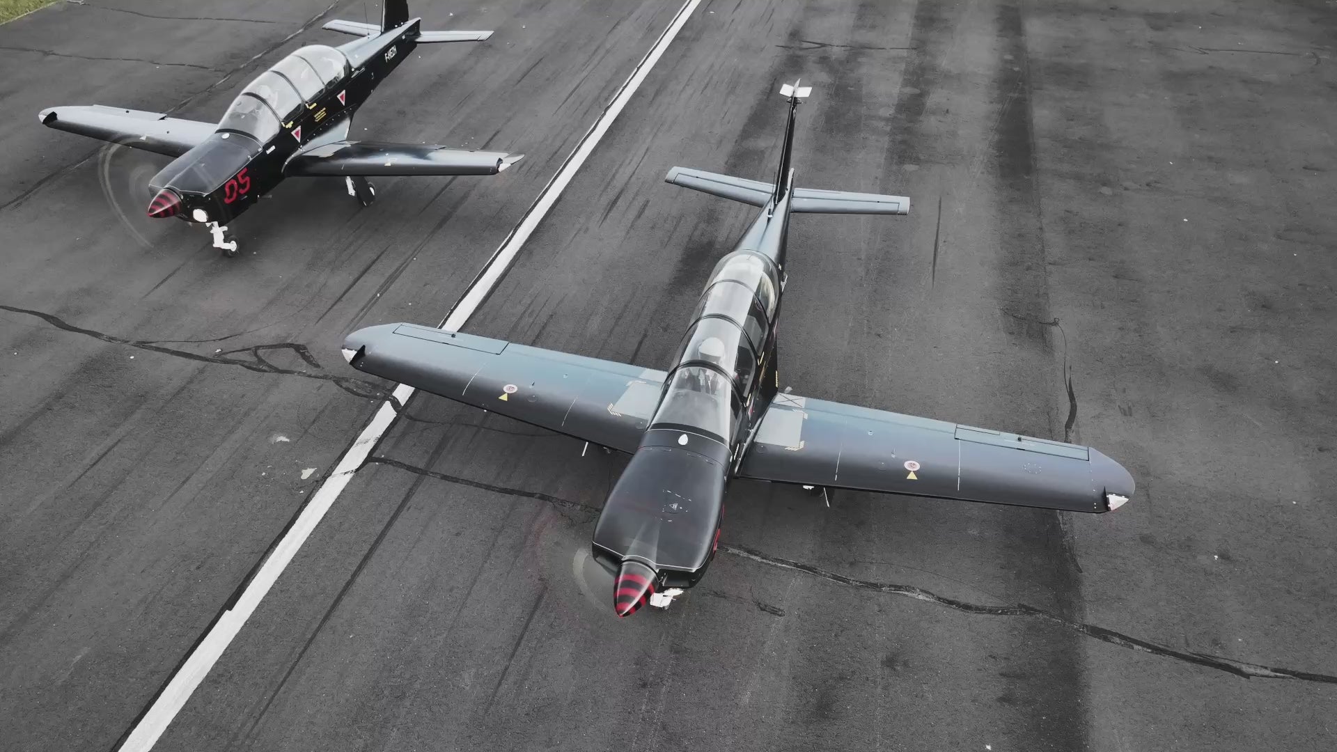 Charger la vidéo: <div class="metafield-rich_text_field"><p>Décollage en patrouille serrée, à <strong>3m les uns des autres</strong>, vous prendrez la mesure de la <strong>précision de pilotage nécessaire</strong>. En montée vers <strong>6000ft environ </strong>vous admirerez le golf du Grau-du-Roi se dessiner sous vos pieds.<br />
Aux ordres du leader vous débuterez la <strong>voltige aérienne en patrouille</strong>, puis le <strong>combat aérien</strong>. Vous découvrirez alors les sensations que ressentent les pilotes de combat à plus de <strong>5G d’accélération.</strong></p><p> </p></div>